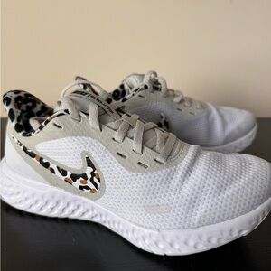 Nike Revolution 5 PRM - Size 6 - White/ Leopard Print